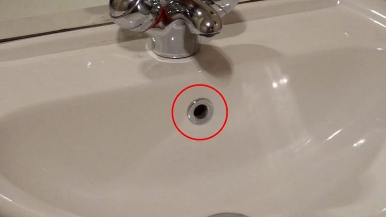 Ka dy funksione: A e dini se për çfarë shërben vrima e vogël në lavaman?