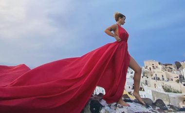 Rina Balaj paralajmëron videoklipin e këngës “Blue” përmes imazheve nga Santorini