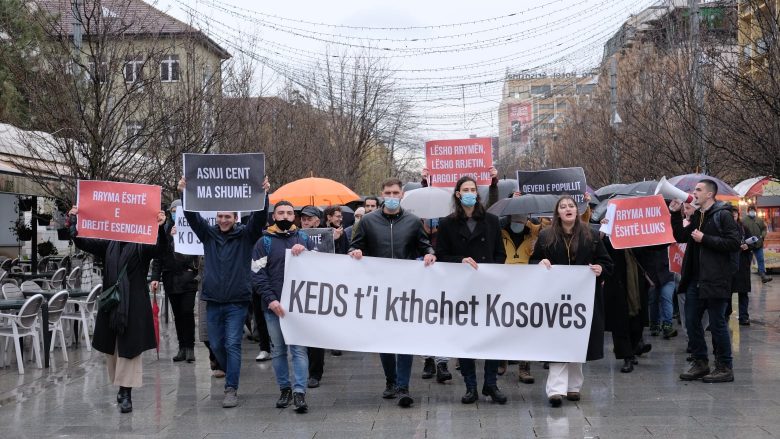 KEDS reagon pas protestave: Po përballemi me krizë botërore të rritjes së çmimeve