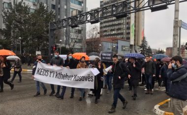 Protestuesit gjuajnë poça elektrik drejt objektit të KEDS-it, kërkojnë nacionalizimin e kompanisë