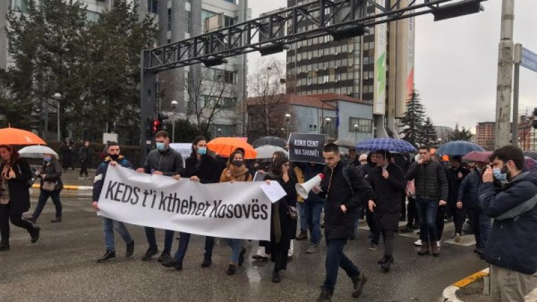 Protestuesit gjuajnë poça elektrik drejt objektit të KEDS-it, kërkojnë nacionalizimin e kompanisë