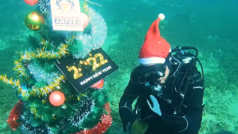 Edhe këtë herë dekorohet pema e Krishtlindjes nën ujë në Ohër