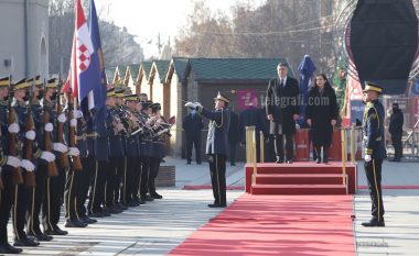 Presidentja Osmani pret me nderime shtetërore presidentin kroat, Zoran Milanoviq