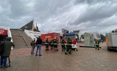 Shuhet zjarri në Pallatin e Rinisë, lëndohet një person