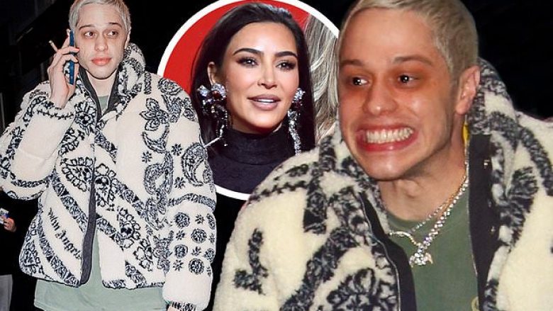 Pete Davidson nuk mund ta fshehë buzëqeshjen ndërsa largohet nga hoteli ku kishte kaluar natën me Kim Kardashianin