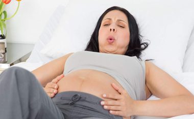 Pse barku juaj bëhet i fortë gjatë shtatzënisë: Nëse e ndieni këtë në tremujorin e tretë, keni nevojë për një mjek menjëherë!
