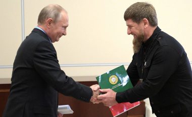 Autoritetet në Rusi detyrojnë mediet të fshijnë lajmet hulumtuese që kanë të bëjnë me Putinin dhe Kadyrovin
