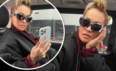 Rita Ora merr vëmendjen me stilin e saj të veçantë në veturë, ndërsa promovon këngën e saj të re “Follow Me”