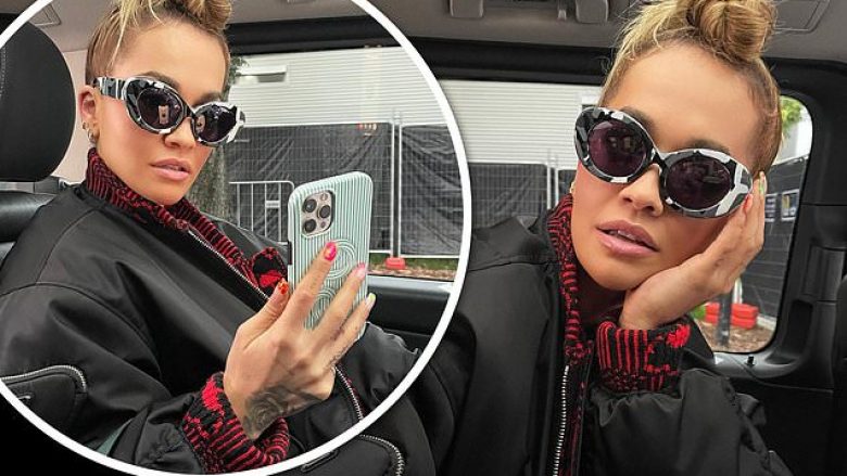 Rita Ora merr vëmendjen me stilin e saj të veçantë në veturë, ndërsa promovon këngën e saj të re “Follow Me”