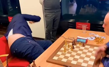 Mjeshtri polak i shahut bie nga karrigia e tij pasi një gabim i kushtoi me humbje loje