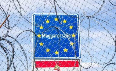 Hungaria forcon mbrojtjen përgjatë kufirit me Serbinë për të ndaluar emigrantët
