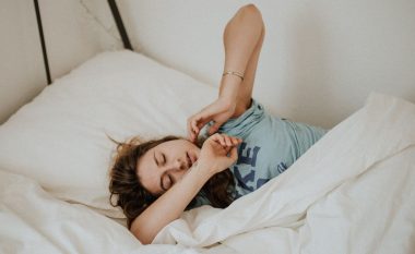 A ju ndodh gjithashtu të trembeni kur jeni në gjumë të thellë? Shkenca shpjegon pse ndodh kjo
