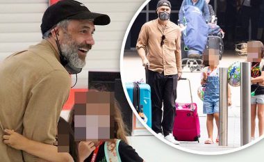 I dashuri i Rita Orës, Taika Waititi fotografohet në aeroport duke pritur dy vajzat e tij nga martesa e parë