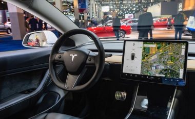 Tesla çaktivizon funksionimin e lojërave gjatë vozitjes