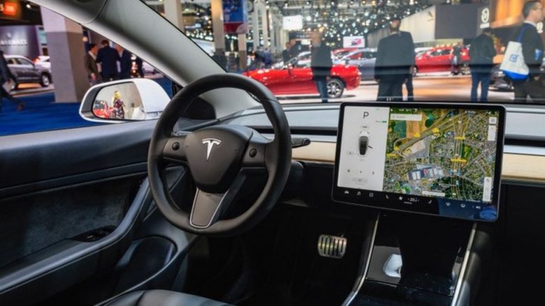 Tesla çaktivizon funksionimin e lojërave gjatë vozitjes