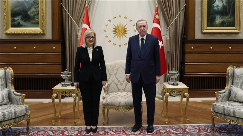 Erdogan pret në takim kryeparlamentaren shqiptare, Lindita Nikolla