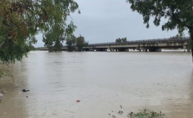 Niveli i lumit Vjosa ka arritur në 8 metra – evakuohen 32 familje në Vlorë