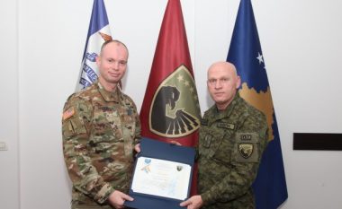 Gjeneral Jashari dekoron me medalje majorin amerikan Timothy J. Halbur