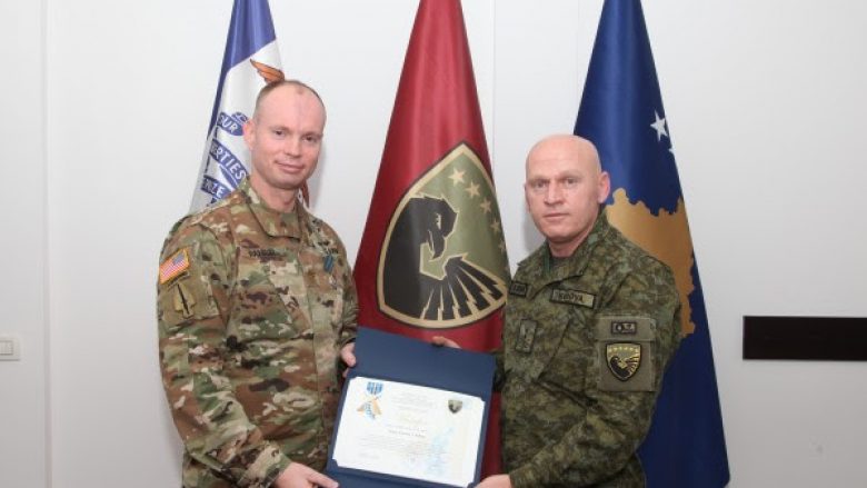 Gjeneral Jashari dekoron me medalje majorin amerikan Timothy J. Halbur