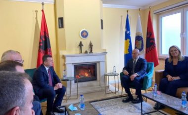 Haradinaj pret në takim delegacionin nga Shqipëria