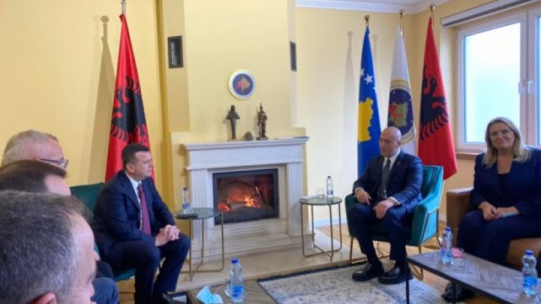 Haradinaj pret në takim delegacionin nga Shqipëria