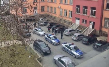 Rrahje në gjimnazin “Sami Frashëri” në Prishtinë, një person përfundon në QKUK