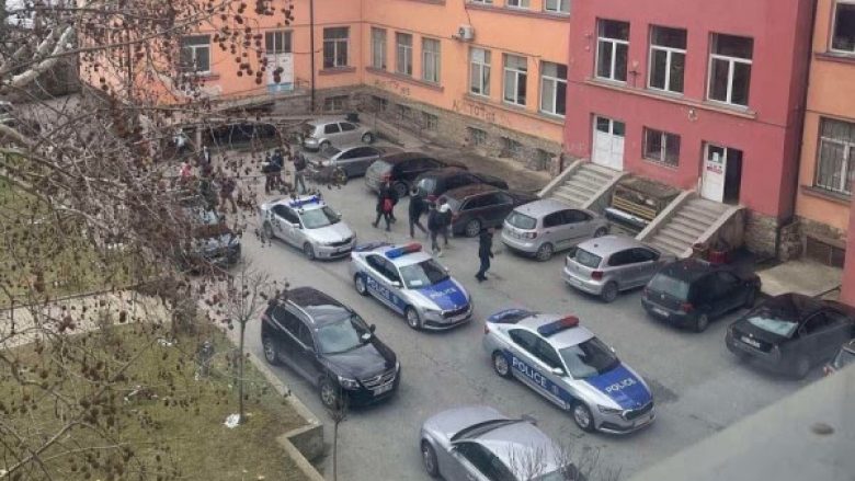Rrahje në gjimnazin “Sami Frashëri” në Prishtinë, një person përfundon në QKUK