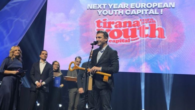Tirana merr zyrtarisht stafetën e Kryeqytetit Europian të Rinisë për vitin 2022