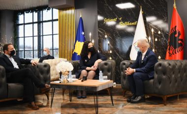 Presidentja Osmani viziton shtëpinë e të moshuarve “Jetimat e Ballkanit”, vlerëson punën e Halil Kastratit