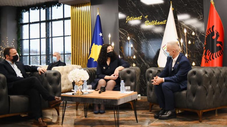 Presidentja Osmani viziton shtëpinë e të moshuarve “Jetimat e Ballkanit”, vlerëson punën e Halil Kastratit