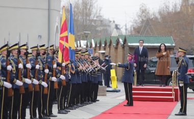 Presidenti i Maqedonisë së Veriut pritet me ceremoni shtetërore në Prishtinë