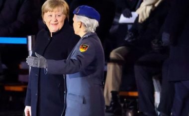 Në ceremoninë ushtarake lamtumirëse, Angela Merkel ka një porosi për gjermanët: Shikojeni botën edhe nga këndvështrimi i njerëzve të tjerë