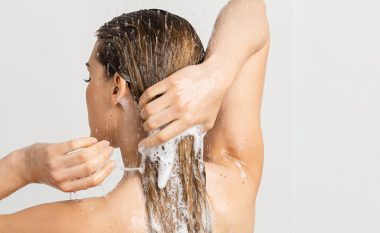 Asnjëherë mos i lani flokët me shampo dy herë dhe aplikojeni balsamin ekskluzivisht kështu