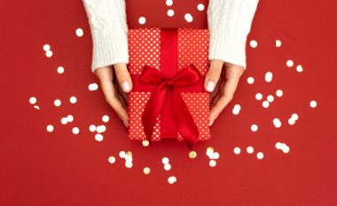 Si të mbështillni një dhuratë në më pak se dy minuta