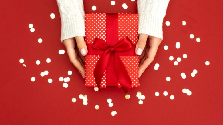 Si të mbështillni një dhuratë në më pak se dy minuta