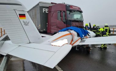 Probleme me motorin, piloti bën ulje emergjente në një autostradë në Gjermani – aeroplani përplaset për një kamion