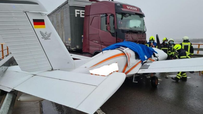 Probleme me motorin, piloti bën ulje emergjente në një autostradë në Gjermani – aeroplani përplaset për një kamion
