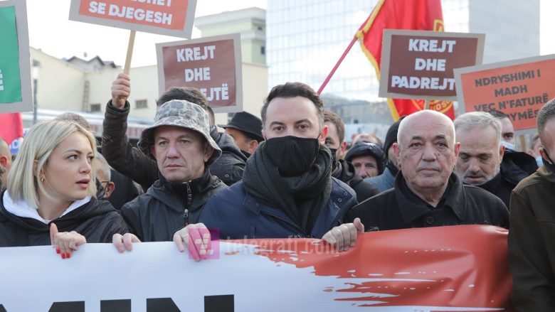 Molliqaj paralajmëron vazhdimin e protestave kundër shtrenjtimit të rrymës – nuk flet për shuplakën që ia dha policit