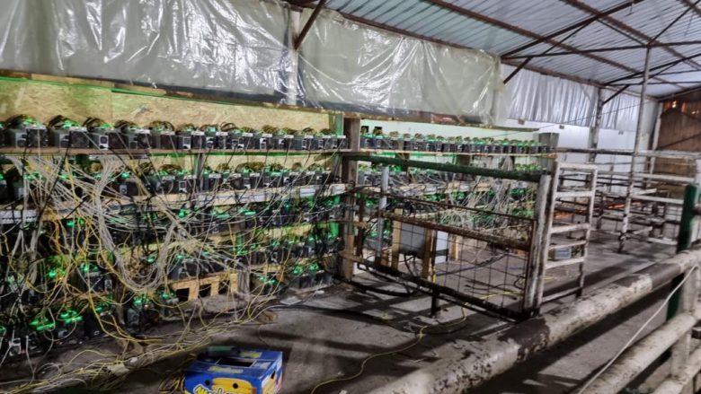 Policia publikon pamjet e konfiskimit të 272 pajisjeve për prodhimin e Bitcoin në veri