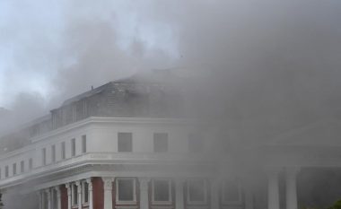 Ndërtesa e Parlamentit të Afrikës së Jugut përfshihet nga zjarri, ekipe të shumta të zjarrfikësve alarmohen në Cape Town