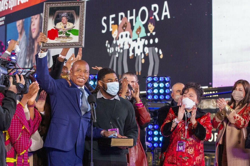 The new mayor of New York is sworn in after midnight in Times Square