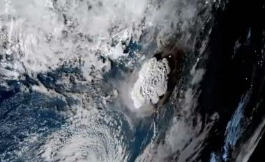 Edhe nga hapësira u vërejt shpërthimi i vullkanit nënujor në Tonga, imazhet satelitore kapin momentin – dukej sikur të ishte “shpërthim bërthamor”