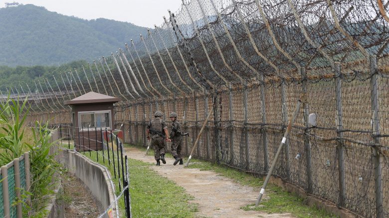 Ndodh edhe kjo, edhe pse është një prej pikëkalimeve më të fortifikuara në botë – një person arratiset nga Koreja e Jugut në drejtim të asaj të Veriut