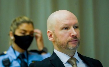 Pavarësisht që 10 vite më parë vrau 77 persona në sulmin më vdekjeprurës në Norvegji, Breivik kërkon lirimin me kusht
