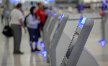 Shokohen pasagjerët në Australi, sigurimi në aeroport ua merr telefonat mobil dhe ua kërkon fjalëkalimet