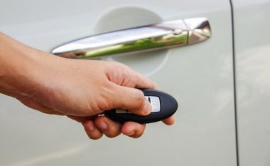 Si duhet hapur dera e veturës bashkëkohore nëse bateria është zbrazur plotësisht?