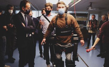 Ekzoskeleti Atlante që i mundëson paraplegjikëve të ecin
