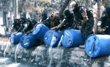 Talebanët sekuestrojnë afro 3 mijë litra alkool, fuqitë e mbushura i derdhin në një kanal në Kabul