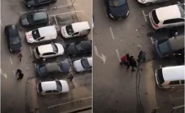Rrahje në Sarajevë, kalimtarët tentojnë të ndajnë burrin e gruan – sulmuesi vazhdimisht e godiste dhe tërhiqte zvarrë viktimën