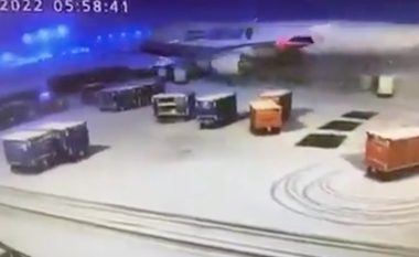 Aeroplani rrëshqet në pistën e mbuluar nga bora, përplaset në hangarin e mallrave në aeroportin e Chicagos